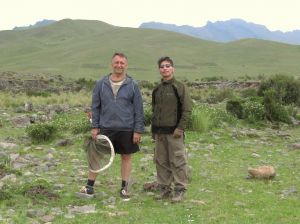 Alexander V. Kir’yanov y Gorky Valencia en el hábitat de la nueva mariposa