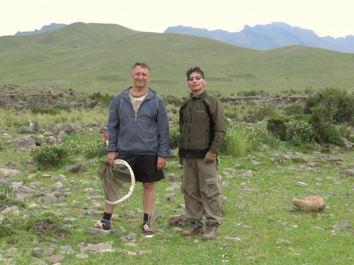 Alexander V. Kir’yanov y Gorky Valencia en el hábitat de la nueva mariposa