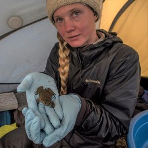 Emma con un individuo de Telmatobius marmoratus - autor: Anton Sorokin